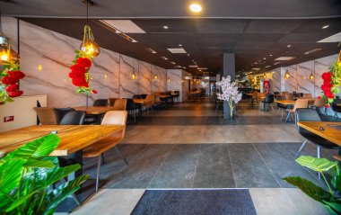 Açık hava kahve restoranı ya da arka plan için kafesi olan boş ahşap masa.