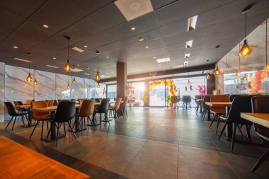 Ahşap mobilyalarla dolu barın içi. Geniş açılı restoran içi