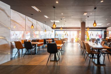 Ahşap mobilyalarla dolu barın içi. Geniş açılı restoran içi