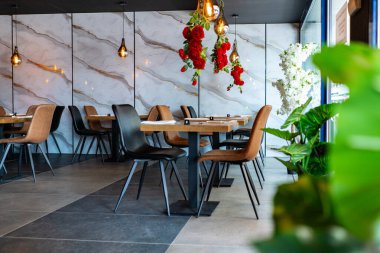 Ahşap mobilyalarla dolu barın içi. Geniş açılı restoran içi