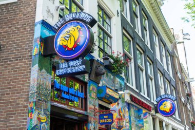 AMSTERDAM, NETHERLANDS - Eylül 2024: Coffee-hop Smokey Amsterdam 'ın en büyük meydanında, Eylül 2024 Amsterdam, Hollanda