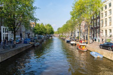 AMSTERDAM, NETHERLANDS - Eylül 2024: Coffee-hop Smokey Amsterdam 'ın en büyük meydanında, Eylül 2024 Amsterdam, Hollanda