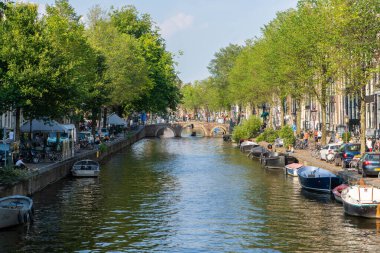 AMSTERDAM, NETHERLANDS - Eylül 2024: Coffee-hop Smokey Amsterdam 'ın en büyük meydanında, Eylül 2024 Amsterdam, Hollanda