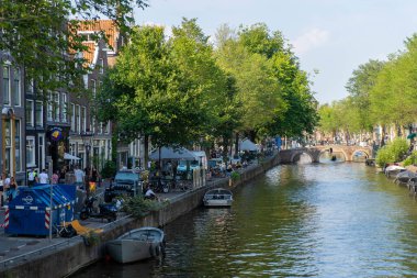 AMSTERDAM, NETHERLANDS - Eylül 2024: Coffee-hop Smokey Amsterdam 'ın en büyük meydanında, Eylül 2024 Amsterdam, Hollanda