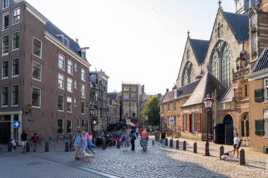 AMSTERDAM, NETHERLANDS - Eylül 2024: Coffee-hop Smokey Amsterdam 'ın en büyük meydanında, Eylül 2024 Amsterdam, Hollanda