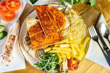 Orta Doğu Arap yemeklerini kızarmış falafel, humus ve sebze salatasıyla kapatıyoruz.