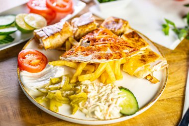 Tereyağı, sarımsak ve dereotuyla doldurulmuş tavuk göğsü. Fırında patates dilimleri ve taze otlarla servis edilir..