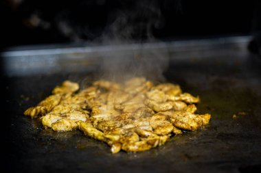 Barbekü tavuk parçaları fotoğrafı yukarı kapatın