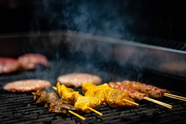 Taze etten yapılmış ızgara domuz eti pişiren metal şiş ızgara biftek.