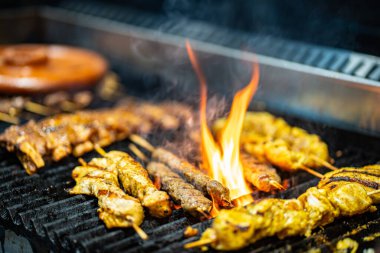 Taze etten yapılmış ızgara domuz eti pişiren metal şiş ızgara biftek.