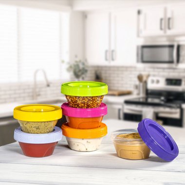 Plastik konteynır, yiyecek ve plastik kaplama. Beyaz arkaplanda izole.