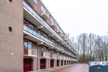 Hollanda 'daki kırmızı tenteli apartman manzaralı. Güneş ışığına, yükselen sıcaklıklara ve yaz mevsiminde sıcak dalgalarına karşı koruma