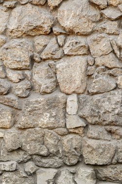 Kalıplı, gölgeli ve derin desenli bir duvar taşı. Duvardaki kiremitler ya da tuğlalar vahşi taş şeklinde.