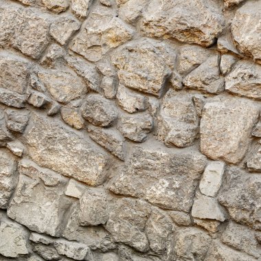 Gündüz vakti eski ortaçağ taş duvar dokusunun işlenmiş desenleri. Pankart, arkaplan veya 3B haritalama için doku