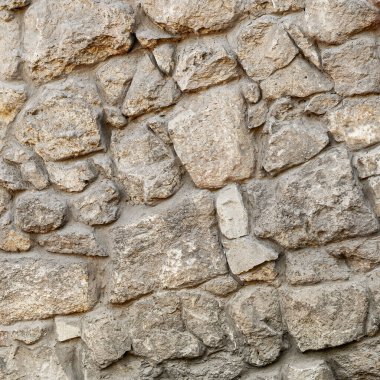 Gündüz vakti eski ortaçağ taş duvar dokusunun işlenmiş desenleri. Pankart, arkaplan veya 3B haritalama için doku