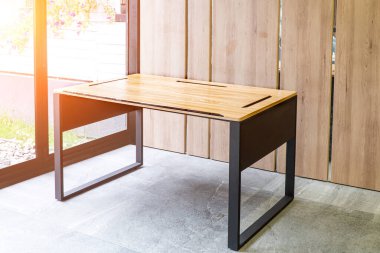 Büyük ahşap masalı müdürün ofisi. İç tavan arası tasarımı