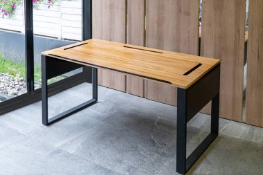 Büyük ahşap masalı müdürün ofisi. İç tavan arası tasarımı