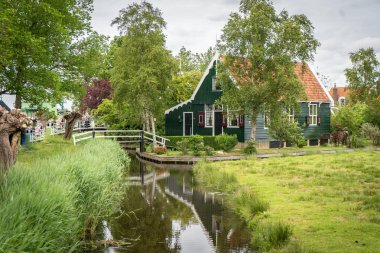 Tipik Hollanda aile evleri, geleneksel köy tarihi mimarisi, Hollanda, Hollanda