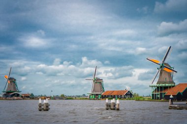 Kanalı yakınındaki geleneksel Hollanda Yeldeğirmeni. Hollanda