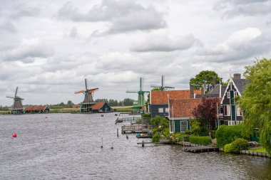 Zaanse Schans 'da yel değirmeni olan kırsal alan. Hollanda, Hollanda. Hakiki Zaandam değirmeni. Güzel Hollanda manzarası.