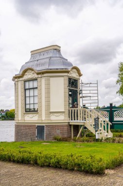 Zaanse Schans 'da yel değirmeni olan kırsal alan. Hollanda, Hollanda. Hakiki Zaandam değirmeni. Güzel Hollanda manzarası.