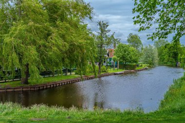 Zaanse Schans 'da yel değirmeni olan kırsal alan. Hollanda, Hollanda. Hakiki Zaandam değirmeni. Güzel Hollanda manzarası.