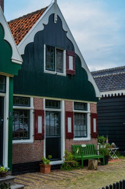 Zaanse Schans Willage 'daki su kanalında hakiki Zaandam değirmenleri. Zaanse Schans Yel Değirmenleri ve ünlü Hollanda kanalları, Avrupa.