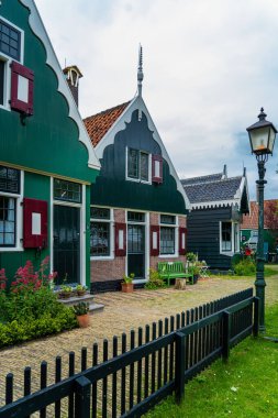 Zaanse Schans Willage 'daki su kanalında hakiki Zaandam değirmenleri. Zaanse Schans Yel Değirmenleri ve ünlü Hollanda kanalları, Avrupa.