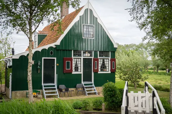 Hollanda 'da güneşli bir günde tipik Hollanda binaları. Hollanda, Avrupa. Instagram tonlaması.