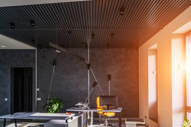 Boş bilgisayar ekranlı ofis odası, masa, sandalye, beton zemin, gece manzaralı cam duvarlar. Karışık ortam .