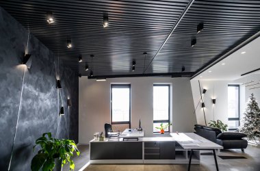 Ofis siyah tavanı. Modern dekorasyonu ve ışığı olan iş yeri toplantı odasında..
