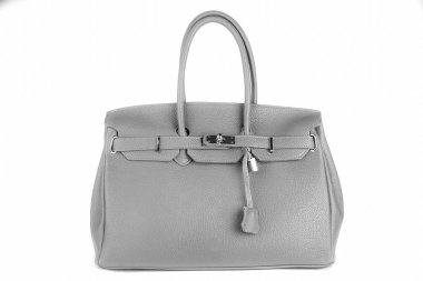 Gri perçinli siyah gri deri çanta, izole edilmiş beyaz arka plan. Siyah çanta modası. Beyaz çantalı kadın modası