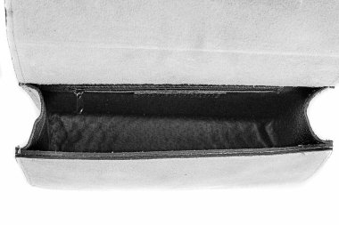 Gri perçinli siyah gri deri çanta, izole edilmiş beyaz arka plan. Siyah çanta modası. Beyaz çantalı kadın modası