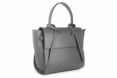 Gri perçinli siyah gri deri çanta, izole edilmiş beyaz arka plan. Siyah çanta modası. Beyaz çantalı kadın modası