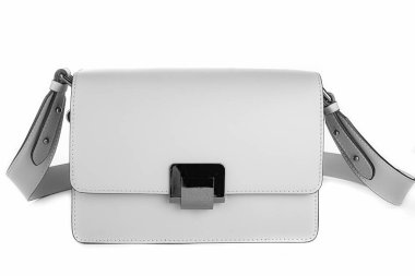 Gri perçinli siyah gri deri çanta, izole edilmiş beyaz arka plan. Siyah çanta modası. Beyaz çantalı kadın modası