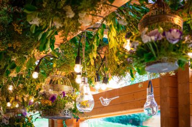 Orijinal düğün çiçekleri ampul şeklinde tavandan sarkan mini vazolar ve çiçek buketleri.