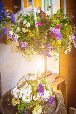 Lokantada lüks bir akşam yemeği için güzel, romantik, zarif bir düğün dekoru. Açık hava düğünü için modern çiçek tasarımı