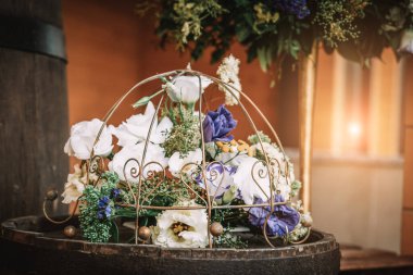 Çiçekler ve mumlarla ahşap düğün masası dekorasyonu.