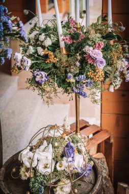 Lokantada lüks bir akşam yemeği için güzel, romantik, zarif bir düğün dekoru. Açık hava düğünü için modern çiçek tasarımı