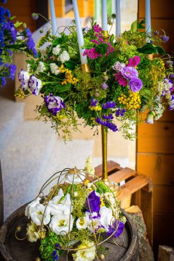 Lokantada lüks bir akşam yemeği için güzel, romantik, zarif bir düğün dekoru. Açık hava düğünü için modern çiçek tasarımı