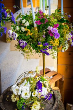 Lokantada lüks bir akşam yemeği için güzel, romantik, zarif bir düğün dekoru. Açık hava düğünü için modern çiçek tasarımı