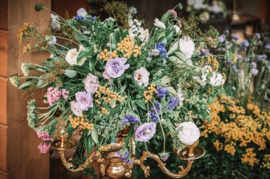 Çiçekler ve mumlarla ahşap düğün masası dekorasyonu.