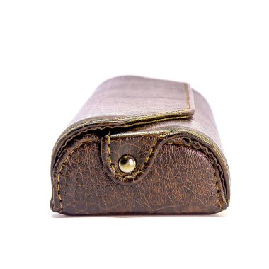 Beyaz arkaplandaki deri kot pantolon gözlüğü kutusu izole edildi