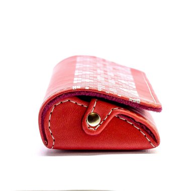 Beyaz arkaplandaki deri kot pantolon gözlüğü kutusu izole edildi