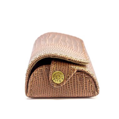 Beyaz arkaplandaki deri kot pantolon gözlüğü kutusu izole edildi