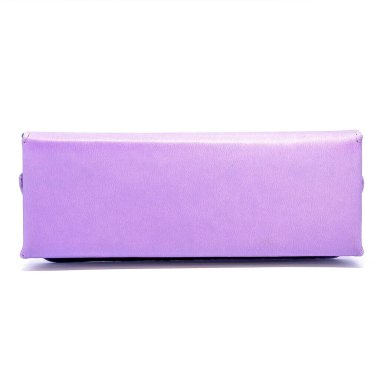 Beyaz arkaplandaki deri kot pantolon gözlüğü kutusu izole edildi