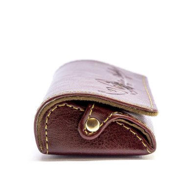 Beyaz arkaplandaki deri kot pantolon gözlüğü kutusu izole edildi