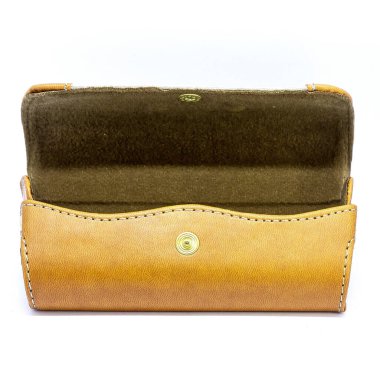 Beyaz arkaplandaki deri kot pantolon gözlüğü kutusu izole edildi