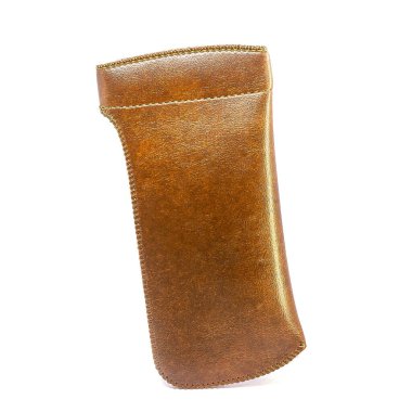 Beyaz arkaplandaki deri kot pantolon gözlüğü kutusu izole edildi