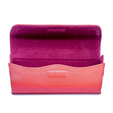 Beyaz arkaplandaki deri kot pantolon gözlüğü kutusu izole edildi